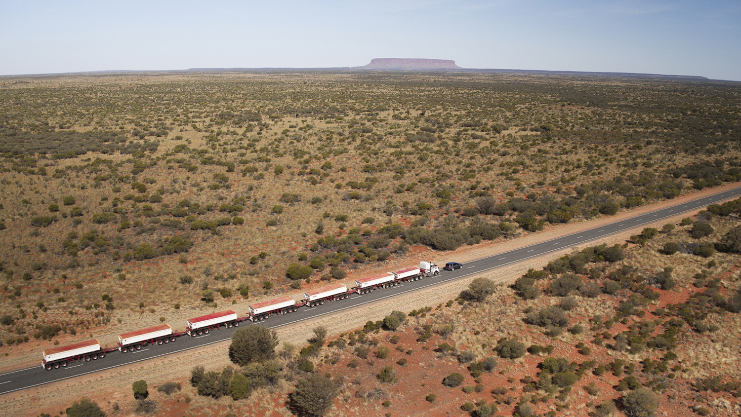 Land Rover Tows 110-tonne Road Train Through the Australian Outback ...
